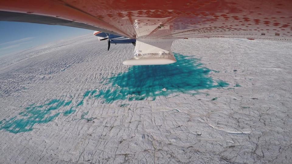 Measuring ice thickness with the ultra wideband ice radar system, attached to the aircraft's wings. (Alfred-Wegener-Institut / Tobias Binder)