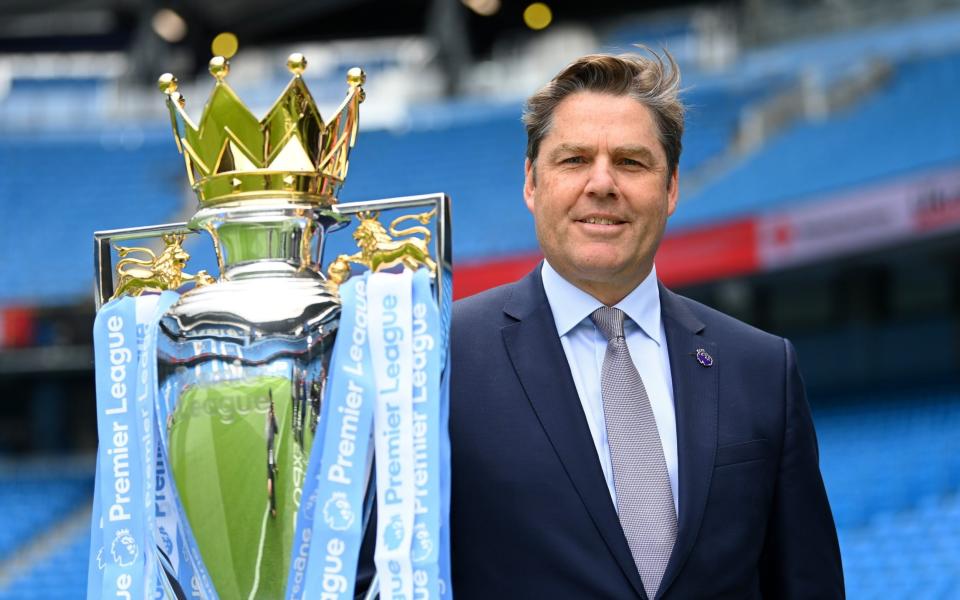 Richard Masters, director ejecutivo de la Premier League, posa para una fotografía con el trofeo de la Premier League antes del partido de la Premier League entre el Manchester City y el Aston Villa en el Etihad Stadium - Getty Images/Michael Regan