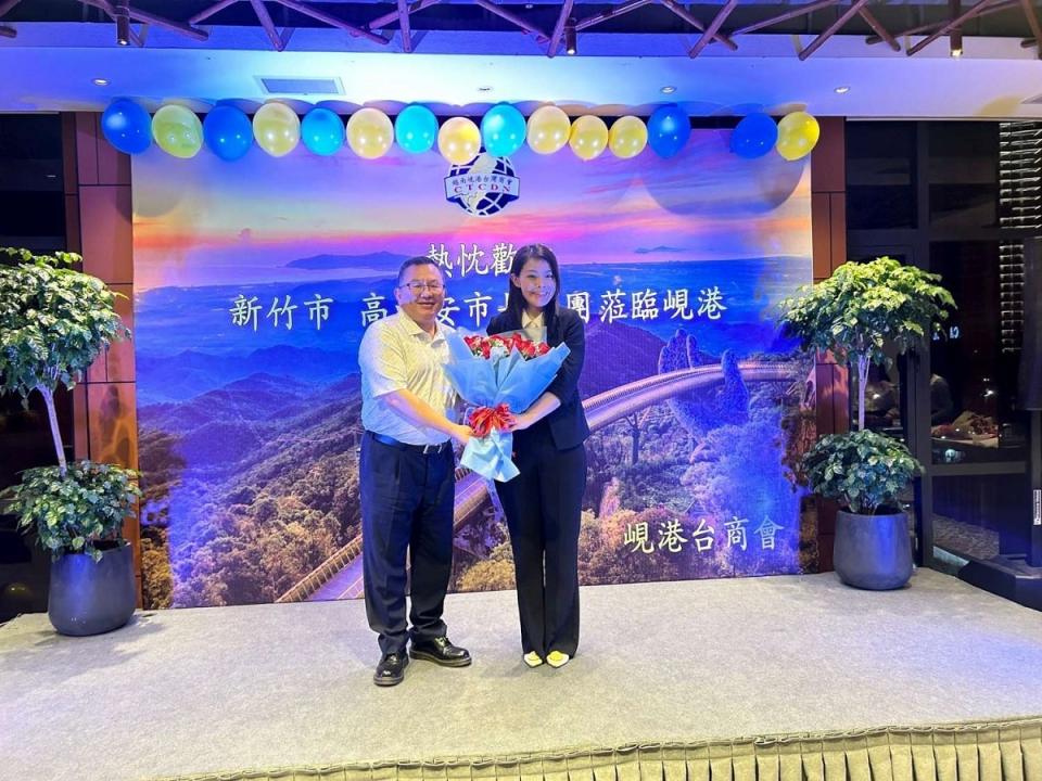 ▲僑委會僑務委員洪志華代表向高市長獻花，表達越南台商熱烈歡迎之意。