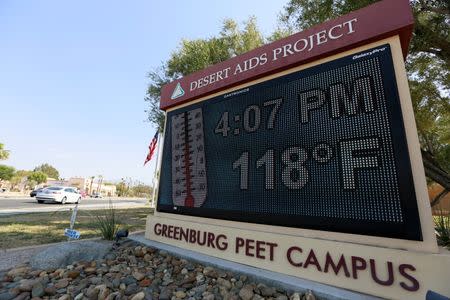 A thermometer sign reads 118 degrees in Palm Springs, California, June 20, 2016. REUTERS/Sam Mircovich