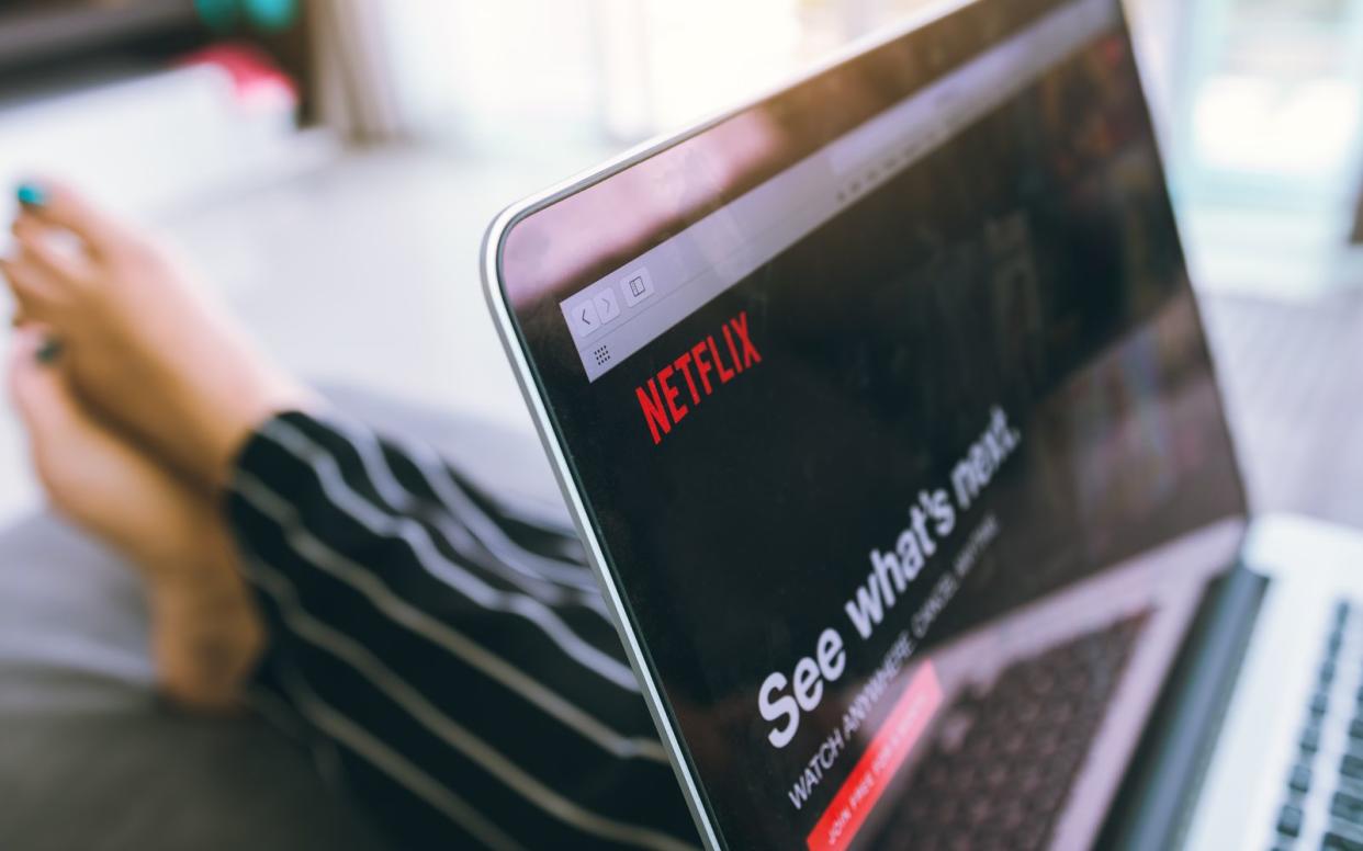 Künftig wird Netflix Maßnahmen gegen Konto-Sharing einleiten. Die Besitzer der Hauptkonten müssen aber mit keinen Konsequenzen rechnen. (Bild: wutwhanfoto)