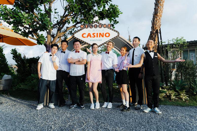 本週《嗨！營業中》 上演casino賭場大亨特輯。左起張立東、姚元浩、庹宗康、莎莎、炎亞綸、吳映潔、浩子、邱彥翔（全聯先生）。（好看娛樂提供）