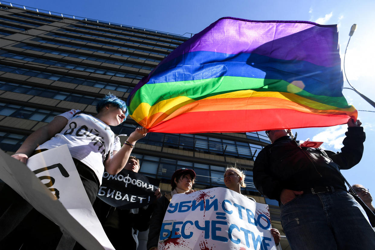 Des militants russes des droits LGBT+ participant à un rassemblement dans le centre de Moscou, le 6 mai 2017.