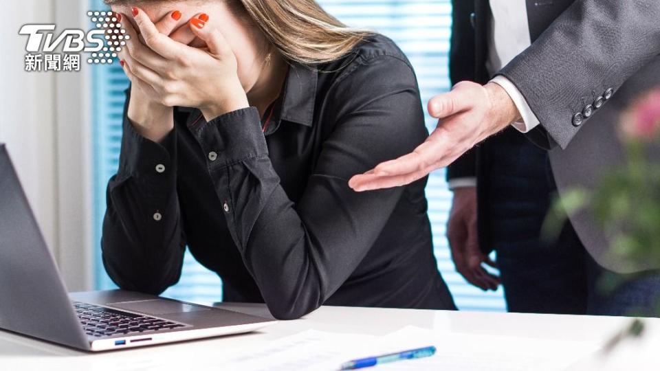 女性生理期常會痛苦不堪，導致無法好好完成工作。（示意圖／Shutterstock達志影像）