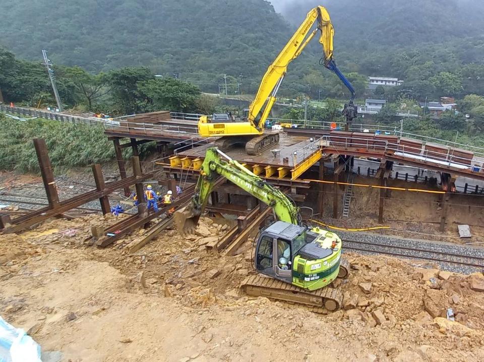 台鐵表示，瑞芳-猴硐邊坡西正線搶修作業持續進行。   圖：台鐵／提供