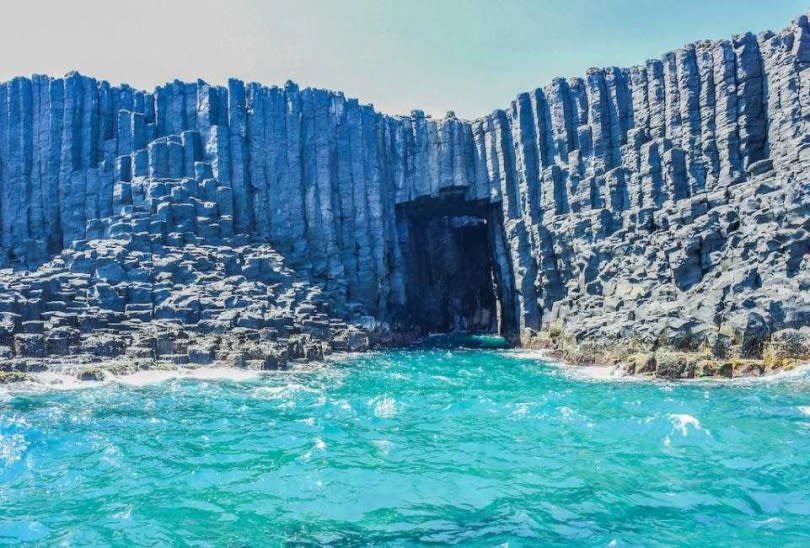 「澎湖秘境跳島」，可至南方四島、 藍洞、環遊七美島、紫色薰衣草浮潛，限時77折，售價1,040元起。