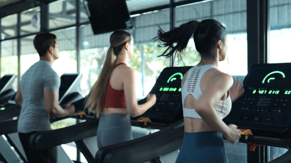 Gente corriendo en el gimnasio