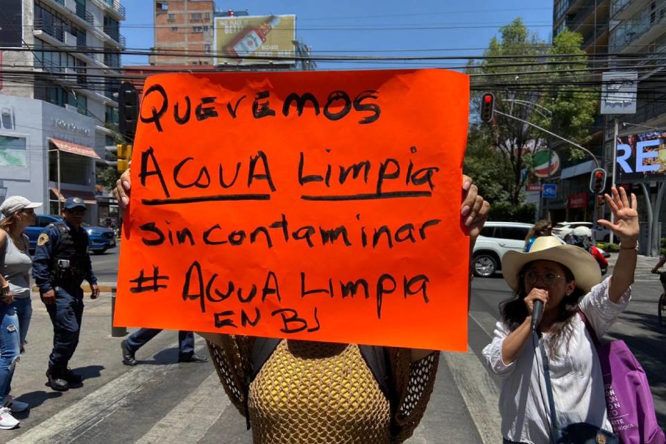 Protestas de vecinos de Benito Juárez por agua con olor a gasolina. Foto: Sharenii Guzmán