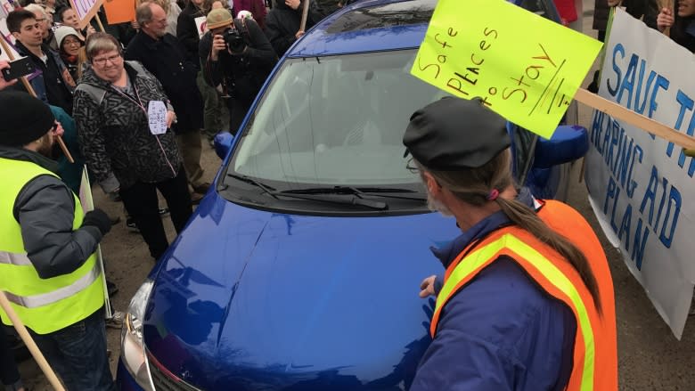 After rowdy Saskatoon rally, Regina Premier's Dinner protest a more muted affair