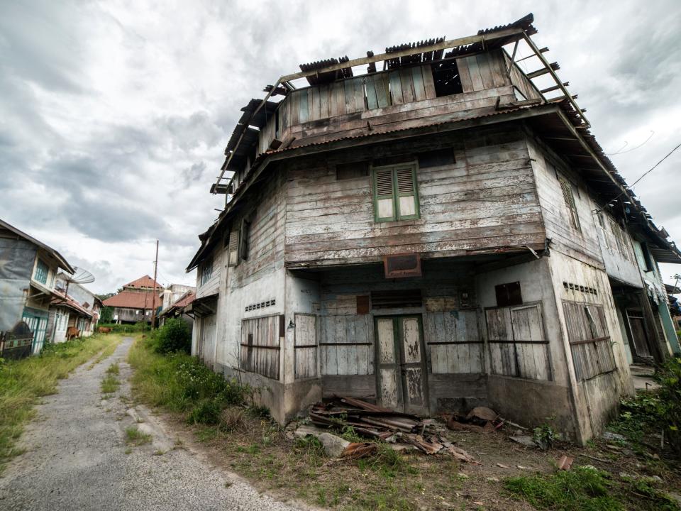 Ein altes Schaufenster in Sinabung, Indonesien.