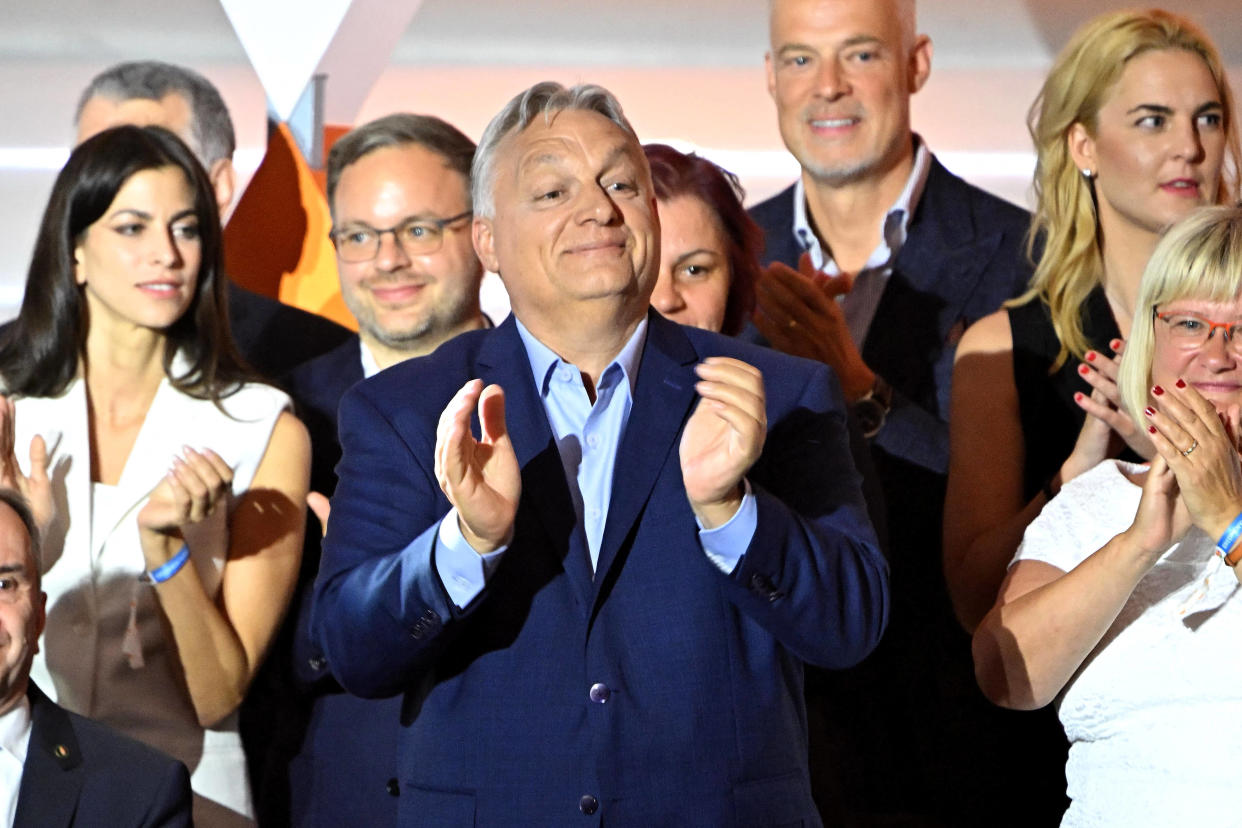 Viktor Orban et des membres du parti Fidesz célébrant les résultats des élections européennes dimanche 9 juin 2024.
