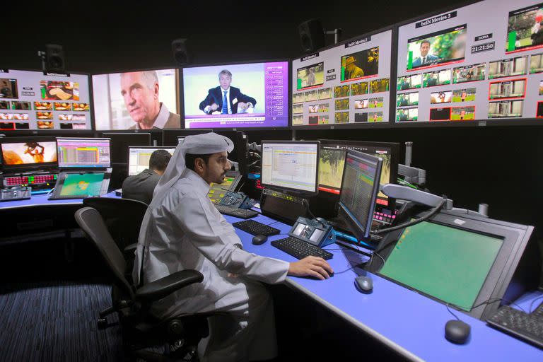 Empleados trabajan en una sala de control de transmisión en el estudio beIN Sports que albergará la Copa Mundial de la FIFA 2022 en Doha, Qatar, el 16 de octubre de 2018. Fotografía tomada el 16 de octubre de 2018.