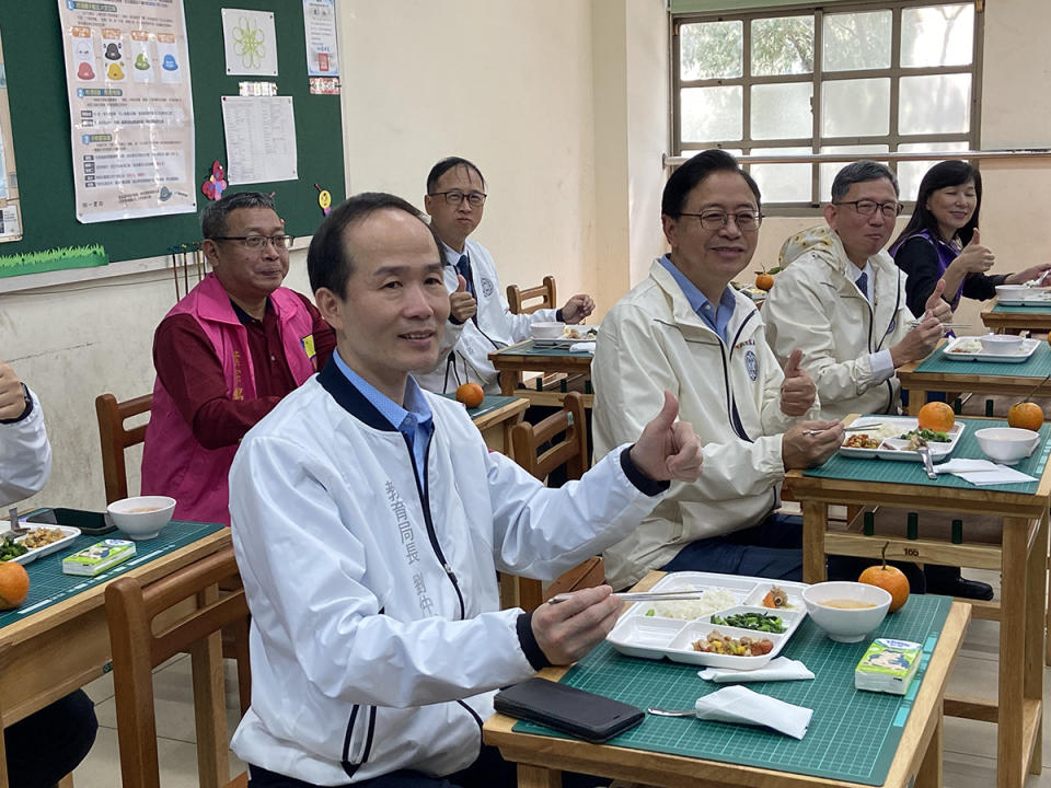 免費營養午餐實施，張善政等人親自與學童用餐。（圖：李明朝攝）

