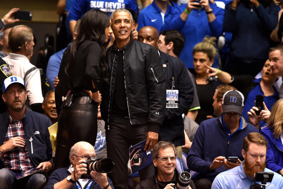 Ex-US-Präsident Barack Obama kam zu einem Basketballspiel mit einer Bomberjacke. (Bild: Streeter Lecka/Getty Images)