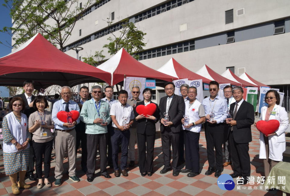 ▲高雄市加工出口區同愛會及前鎮科技產業園區衛生保健所發起「熱血相挺」捐血活動，由經濟部產業園區管理局高屏分局號召園區廠商相挺。