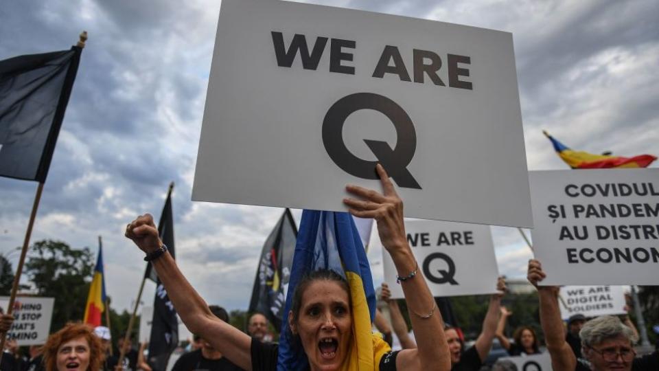 Creyentes de QAnon durante una protesta en Rumania.