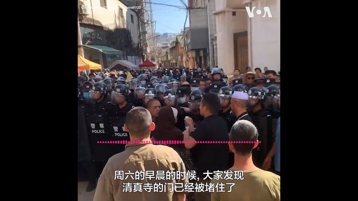 Ethnic minority Muslims clashed with large number of police in southwest China after they were blocked from worshipping in a mosque that they said authorities are planning to demolish (Screengrab/@VOAChinese)