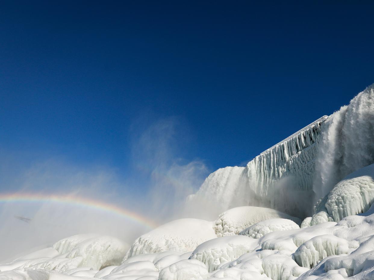 <p>Se vieron gruesos trozos de hielo flotando en el agua.</p> ((Reuters))