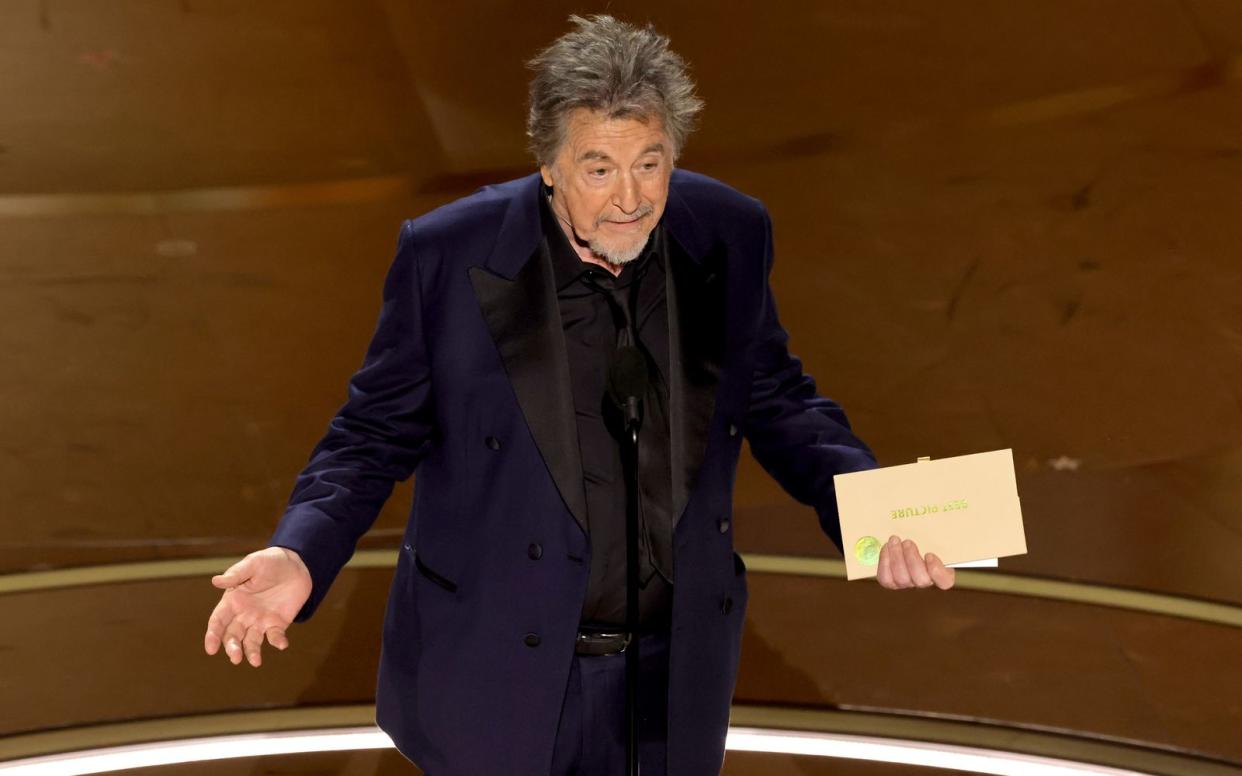 Als letzter Laudator der Oscars 2024 verkündete Al Pacino den Gewinner in der Kategorie "Bester Film".  (Bild: 2024 Getty Images / Kevin Winter)