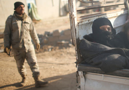 Displaced Iraqis, fleeing villages under Islamic State control, sit in a van as security forces backed by tribal militias battle to retake area on the eastern bank of the river Tigris, Iraq December 7, 2016. REUTERS/Mohammed Salem