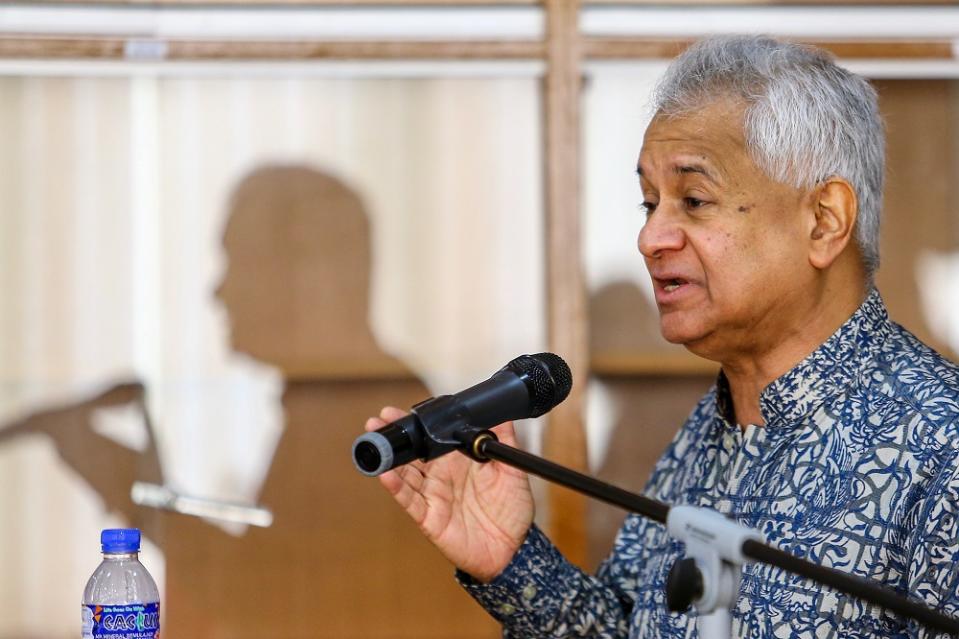 Attorney General Tommy Thomas delivers his opening speech during the Bar Council’s public forum at the Kuala Lumpur and Selangor Chinese Assembly Hall May 4, 2019. — Picture by Hari Anggara