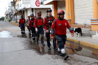 <p>MEX02. JUCHITÁN (MÉXICO), 11/09/2017.- Rescatistas del grupo Topos continúan con sus labores tras el impacto del movimiento telúrico, de magnitud 8,2 en la escala de Richter, que la noche del jueves pasado golpeó México, hoy lunes, 11 de septiembre de 2017, en el municipio de Juchitán, estado de Oaxaca (México). El número de muertos por el sismo que la noche del jueves pasado golpeó México ascendió a 95, después de que el gobierno de Oaxaca anunciara que hay 76 víctimas mortales únicamente en ese estado sureño. EFE/Jorge Núñez </p>