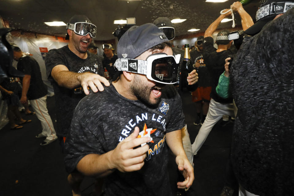 El venezolano José Altuve, de los Astros de Houston, festeja en el clubhouse tras derrotar a los Yanquis en el sexto juego de la Serie de Campeonato de la Liga Americana, el domingo 20 de octubre de 2019 (AP Foto/Matt Slocum)