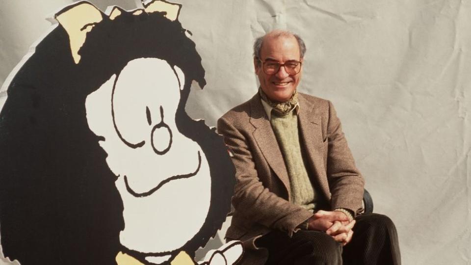 Quino con un dibujo gigante de Mafalda.