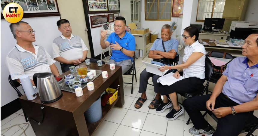 國民黨立委參選人、市議員張斯綱協助向台北市政府爭取適度鬆綁都市計畫保留地，及國土計畫法土地分區設下的土地限建規定，獲得台北市副市長李四川的認同。（圖／方萬民攝）