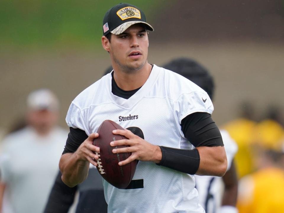 Mason Rudolph prepares to throw during Steelers training camp in 2022.