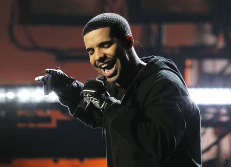 FILE PHOTO: Singer Drake performs at the 2011 American Music Awards in Los Angeles November 20, 2011. REUTERS/Mario Anzuoni/Files