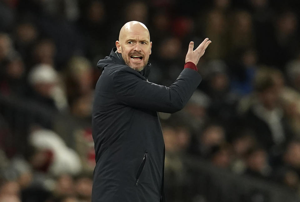 Erik ten Hag, técnico del Manchester United, da indicaciones durante la vuelta de las semifinales de la Copa de Liga ante el Nottingham Forest, el miércoles 1 de febrero de 2023 (AP foto/Dave Thompson)