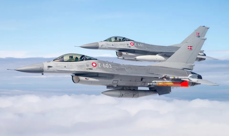 丹麥昨（20）日宣佈，將援助烏克蘭 19 架 F-16 戰機。   圖：翻攝自Ｘ／@visegrad24