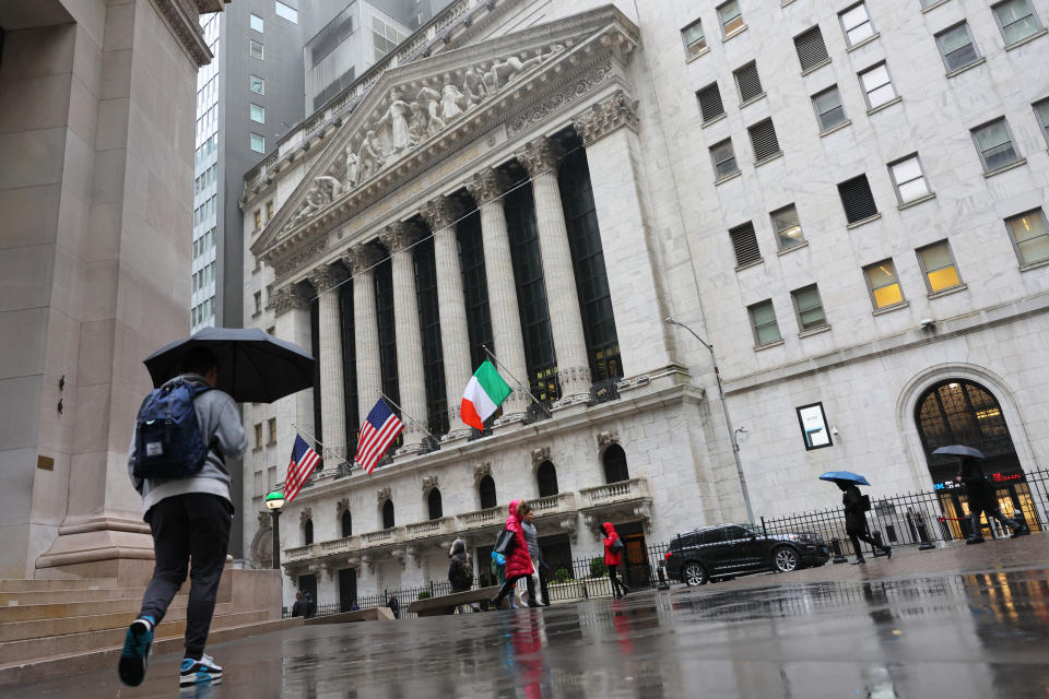 NEW YORK, NEW YORK - 13 MARZO: La Borsa di New York è vista durante il trading mattutino il 13 marzo 2023 a New York City. Le azioni hanno continuato la loro tendenza al ribasso in seguito alle notizie finanziarie del fallimento della Silicon Valley Bank, il più grande fallimento bancario statunitense dalla crisi finanziaria del 2008, e l'intervento del governo per sostenere il sistema bancario dopo il crollo ha suscitato timori di un effetto a catena. (Foto di Michael M. Santiago/Getty Images)