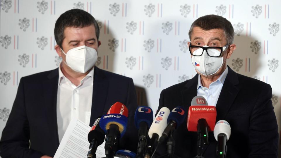 Andrej Babis (r.), Ministerpräsident von Tschechien, und Jan Hamacek, Innenminister von Tschechien, während einer außerordentlichen Pressekonferenz.