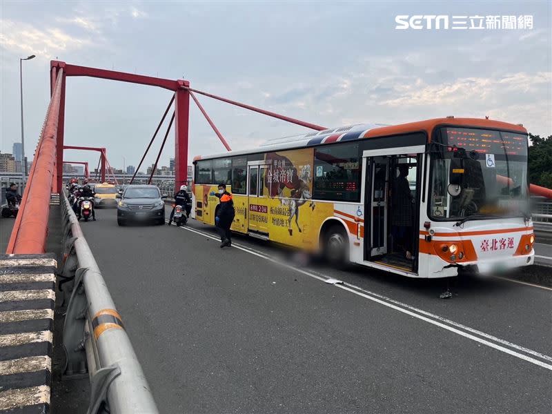 台北市光復橋發生公車輾斃男騎士的車禍。（圖／翻攝畫面）