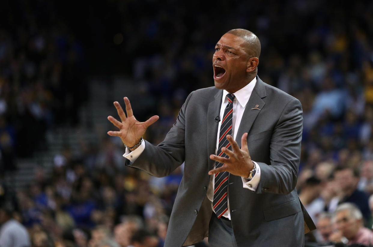 El DT Doc Rivers, de los Clippers de Los Angeles, grita a sus jugadores durante su partido contra los Golden State Warriors en el Oracle Arena el 23 de marzo de 2016 en Oakland, California. (GETTY IMAGES NORTH AMERICA/AFP | EZRA SHAW)