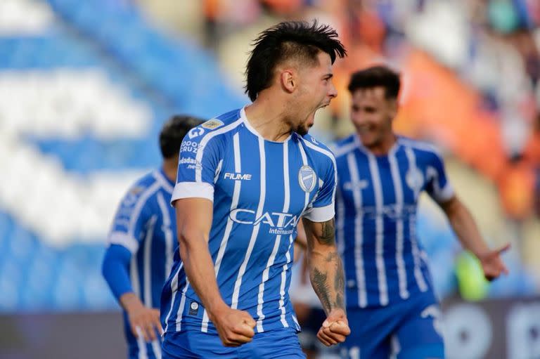 El festejo de Roberto Fernández, autor del gol de Godoy Cruz