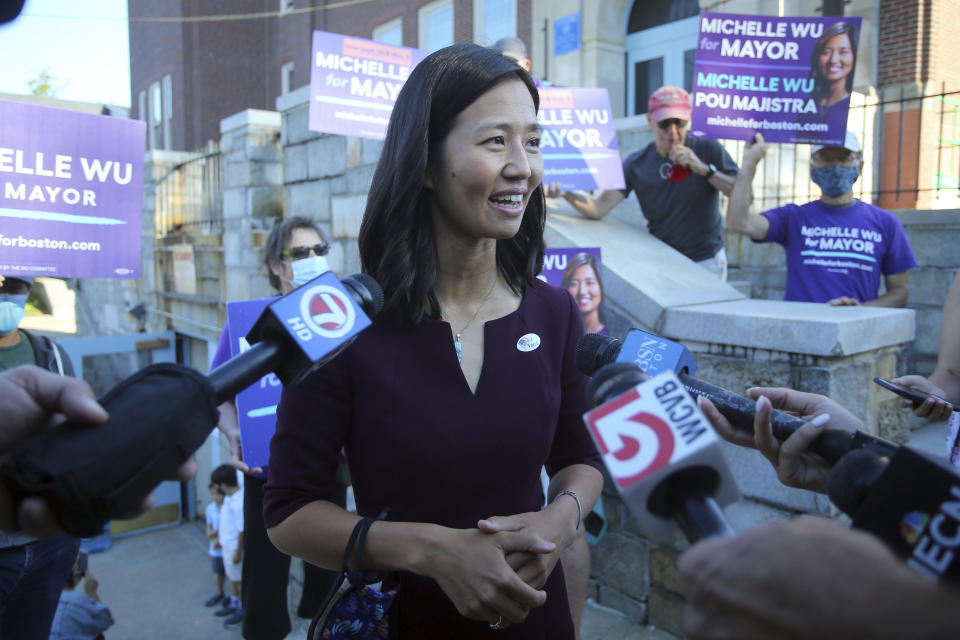 Michelle Wu, candidata a alcaldesa de Boston, habla con reporteros tras votar en la escuela primaria Phineas Bates dentro de la contienda por la alcaldía, el 14 de septiembre de 2021, en Boston. (AP Foto/Stew Milne)