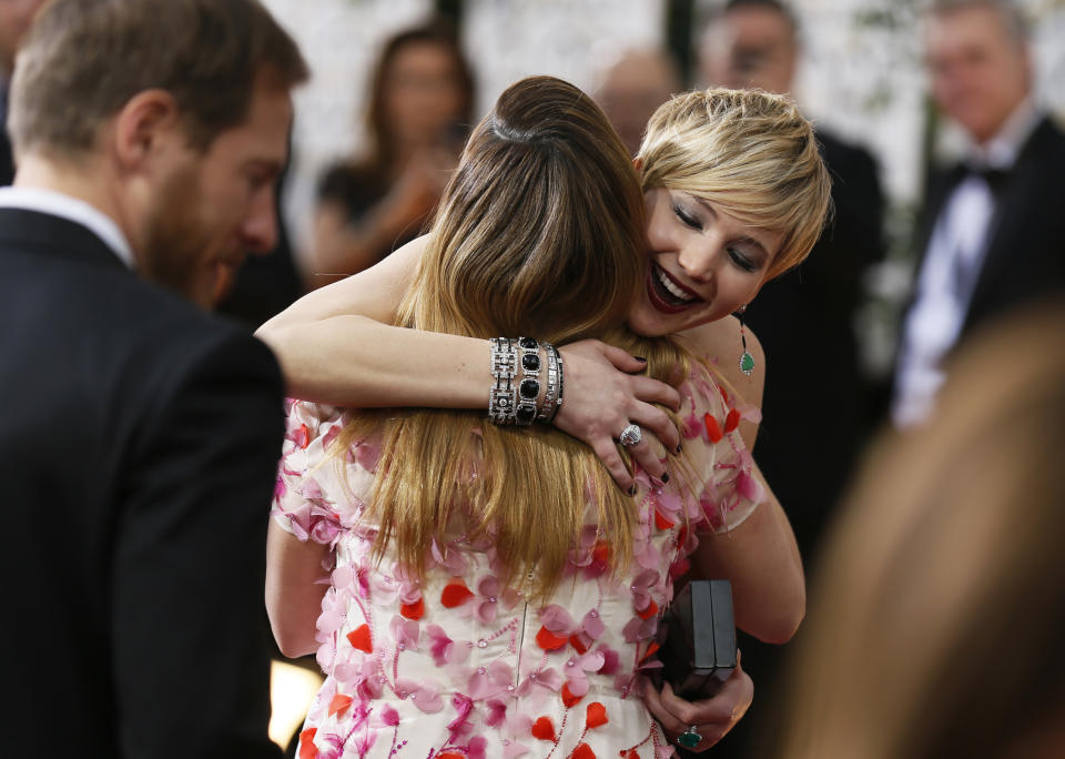 Actresses Jennifer Lawrence and Drew Barrymore hug on the red carpet at the 71st annual Golden Globe Awards in Beverly Hills, California January 12, 2014.  REUTERS/Danny Moloshok  (UNITED STATES - Tags: Entertainment)(GOLDENGLOBES-ARRIVALS)