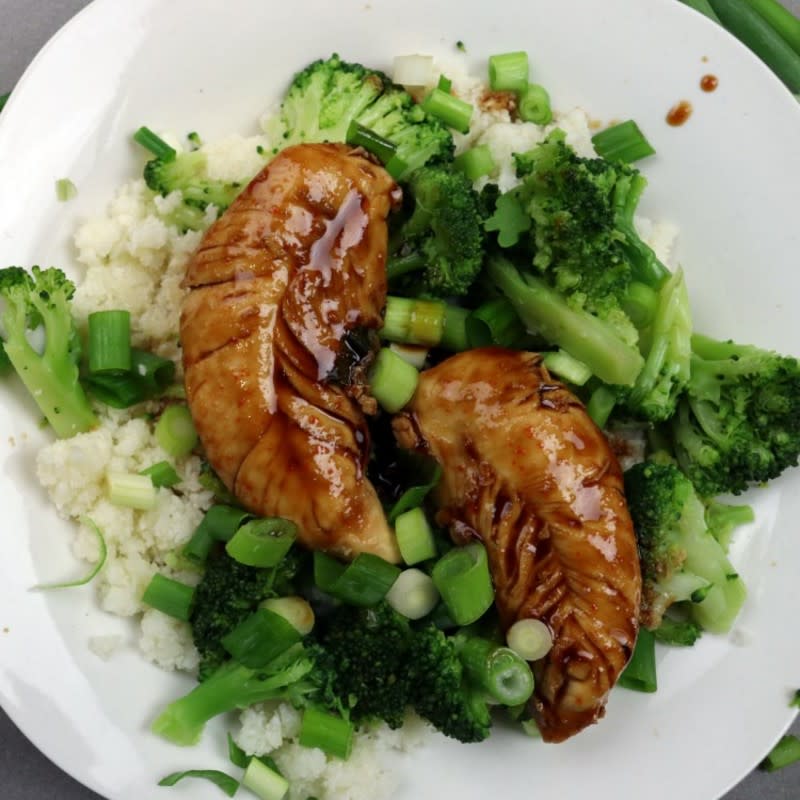 <p>Wanna Bite</p><p>CLICK >> <a href="http://wannabite.com/skinny-chicken-and-broccoli-with-cauliflower-rice/" rel="nofollow noopener" target="_blank" data-ylk="slk:Skinny Chicken and Broccoli with Cauliflower Rice;elm:context_link;itc:0;sec:content-canvas" class="link ">Skinny Chicken and Broccoli with Cauliflower Rice</a> by Wanna Bite</p>