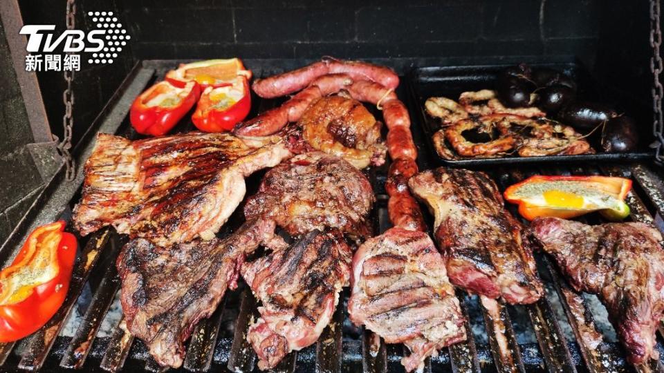 asados是一道傳統料理，也是燒烤的正式詞，由肉類製成，通常會包含香腸或動物的內臟。（示意圖／shutterstock 達志影像）