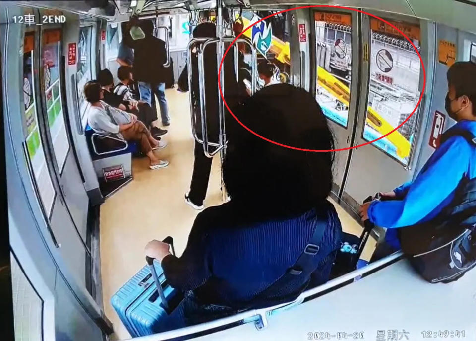 <strong>從監視器畫面可見，航廈電車運行期間，伸縮臂距離車廂非常近。（圖／中天新聞）</strong>