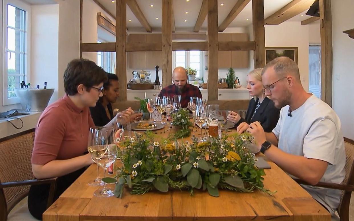 Nachhaltiges Dinner nach Gutsherrenart: Die Gourmet-Runde auf Alex' Hof in Ostwestfalen. (Bild: RTL)