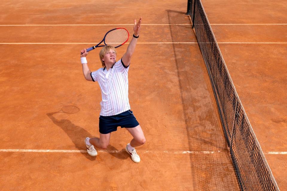 Bruno Alexander gibt als Boris Becker auch auf dem Platz eine gute Figur ab. Dabei sah sein Tennis-Trainer nach der ersten Stunde noch schwarz. (Bild: RTL / Stephan Pick)