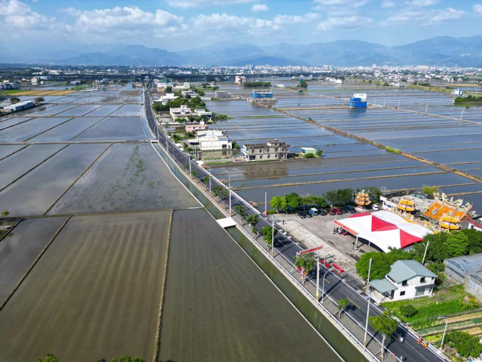 縣府表示，鄉道宜18線受限路幅寬度影響造成會車不易，亦容易產生交通事故及車輛回堵問題，拓寬改善有其急迫性。交通處將其列入檢討並爭取建設經費改善，109年極力向交通部爭取「生活圈道路交通系統建設計畫(公路系統)」並與壯圍鄉公所編列自籌配合款，獲得中央補助計畫核定。這項工程全長2,630公尺，工程用地經費約5,476萬元，工程經費約1億6,726萬元，施工期間主體工程及管線單位遷移作業相互配合，並於路幅寬度有限情況下採機動管制單線雙向放行方式保持原有通行功能，並於預定期程內完工。