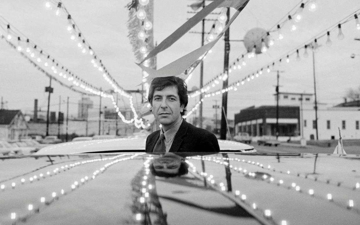 Leonard Cohen by a car in Tennessee, Nashville in 1968 - Tony Vaccaro/ Getty Images