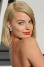 Australian blonde bombshell Margot Robbie got 100 golden stars for her smoking hot Oscars look. We love the long bob, her dewy complexion and the pop of orange lipstick.