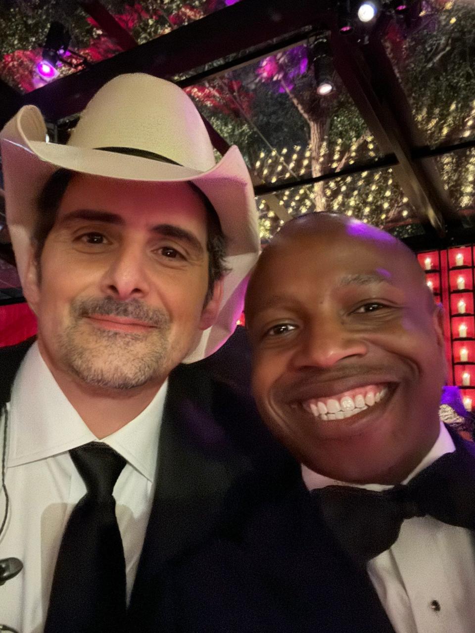 Mayor Cavalier Johnson snagged a selfie with country music star Brad Paisley at a state dinner on May 23.