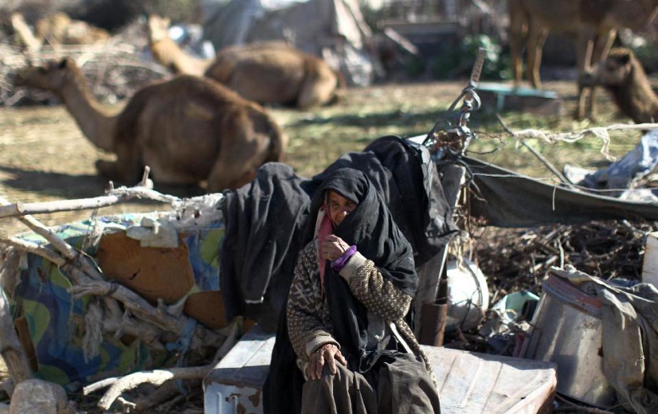 Una mujer beduina sentada a las afueras de un campo de refugiasos en la Franja de Gaza el 10 de marzo de 2013.